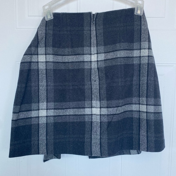 Aritzia checkered print skirt in size 6. Excellent condition! - Picture 2 of 4